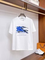 巴宝莉夏季新品，全新工艺，高定面料 玉蚕丝般的丝滑 时尚经典圆领短袖时尚单品设计，更加时尚舒适，高标准定制，上身非常有型，客供辅料，客供进口高档面料质感非常细腻