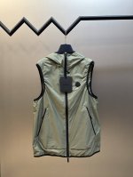 Moncler连帽反光印花马甲 采用20D超轻尼龙面料制成，经防污防水抗撕裂复合工艺处理，表面呈现独特的丝绸光泽触感，搭配尼龙衬里，形成0.7Kg超轻量防护层，