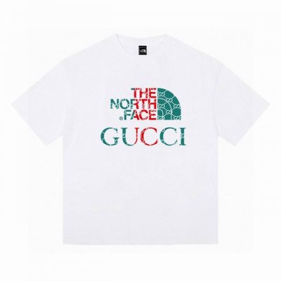 Gucci X The North Face 北面联名古驰短袖半袖T恤情侣款 面料采用260G 双纱纯棉，做工规整，纹路清晰，穿着舒适！ 胸前精致的印花小标 加