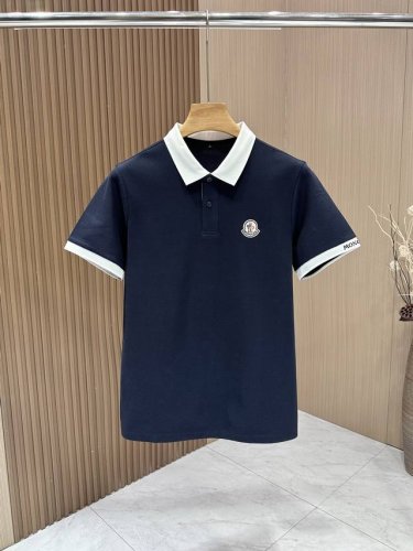 moncler 蒙口 Hk专柜同款同步上新短袖翻领Polo，采用订制双丝光六角珠地棉面料，领襟处针织罗纹收口，精致扣子，胸前Logo绣花章搭配，极为抢眼，有独特