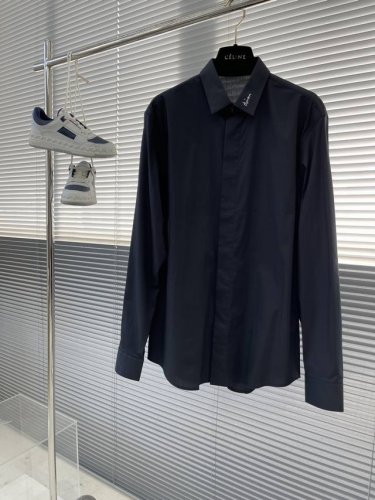 Dio 领子签名刺绣小细节府绸衬衫。 暗扣款，这款面料带弹力，穿着舒适！ 尺码:S-Xxl。 S码衣长75 胸围99 肩宽44 袖长62.5 M码衣长77 胸围