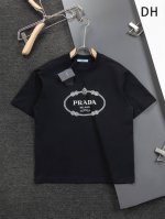 prada 普拉达 三角标 高版本 微宽版型S-Xl 25Ss新品专柜同款 胸前圆形立体印花字母 三角标短袖T恤 这款T恤融运动风极简主义设计和精美细节于一身
