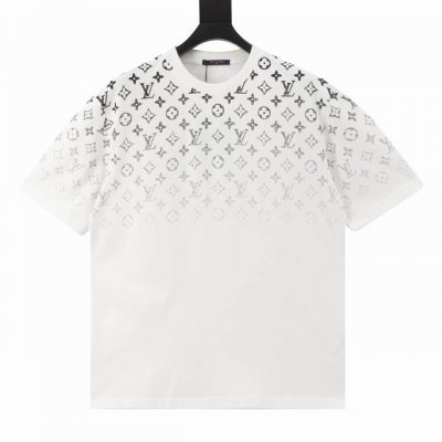 Louis Vuitton 路易威登 满印上幅渐变字母印花短袖T恤 定制260G纯棉精梳面料 透气舒适易清洗 数码印花工艺 老花字母Logo元素看起来非常高级感