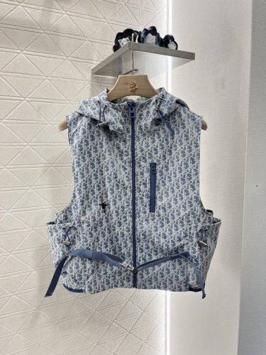 dio*2025新品上架 提花连帽冲锋马甲 定制Yb进口提花冲锋材质 挺括有型 质感十足 连帽马甲裁剪 通体以大面积品牌徽标提花为亮点 配合后背字母彰显高端定位