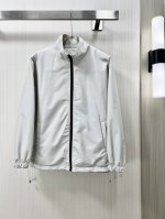 460。Chanel 2025开秋新款男士立领夹克外套，原单三标齐全高端版本！高定专柜面料 透气舒适度高，细节无可挑剔，品牌元素设计理念，做工考究工艺复杂，专业