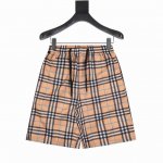 p130 burberry/巴宝莉 条纹格子沙滩短裤 夏季渠道限定沙滩短裤，定制条纹面料作为整条裤子的点睛之笔，更具个性高级，宽松的阔腿裤版型，上身秒变大长腿，
