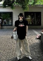 上新！春夏Gucci新款短袖T恤,版型剪裁特别有讲究！上身很洋气显瘦内搭外穿都看 高密针织圆领设计，平整简约！亲肤透爽！T恤面料的柔软性舒适性无可挑剔！男女均可
