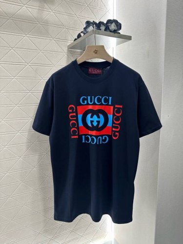 17754# gucc*新品 圆领印花字母 定制Yb原生全棉材质 透气舒适 质感十足 宽松T恤裁剪 凸显品牌格调 采用克重纯棉制成 略带有弹力 呈现显瘦视觉效果