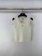 chane*上新细节 25 夏季新款链条吊带背心精致菱格纹理 交织优雅格调 链条饰边点缀 注入品牌灵魂元素 无论是纯净米白 还是深邃藏蓝 皆彰显香奈儿独特时尚美