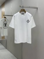 lv 25Ss春夏新款首发专柜最新款短袖圆领T恤 高端订制 设计前卫时尚！品牌Logo重工艺设计 高端定制230克面料.手感柔软.穿着舒适.专柜级别精致车线.做