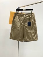 louisvuitton 路易威登，2025夏季最新款，专柜同步有售，原单狠货，时尚休闲短裤，上身很有特点！吸睛而有亮点，进口原版面料，顶级贴钻工艺字母图案装饰