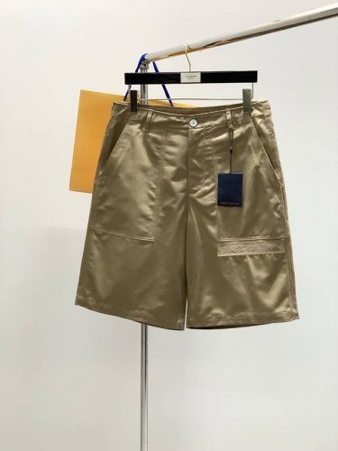 louisvuitton 路易威登，2025夏季最新款，专柜同步有售，原单狠货，时尚休闲短裤，上身很有特点！吸睛而有亮点，进口原版面料，顶级贴钻工艺字母图案装饰