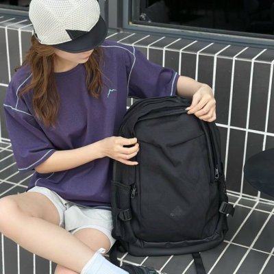 adidas阿迪达斯双肩包单肩包运动训练包男女同款。 包包厚实 拼接Pu材质。既耐磨又耐用。 整体细节非常好 容量大内置电脑夹层，多个储物夹层设计。上身好看特别