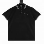 Dior 迪奥 草写字母刺绣短袖polo 原版定制200G全棉朱地布料，螺纹染色原版一致。灵感来自经典字母系列。草写图案设计重新演绎经典的标志。胸前饰以对比鲜明