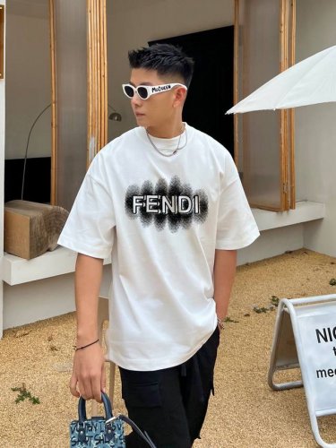 芬迪 Fendi新款字母印花双层重工短袖T桖 字母图案不管是T桖还是卫衣都是每年的爆款单品 前幅大面积印花采用大康丽数码印花机直喷 成本极高 经过多次的调试打版