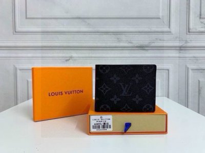 Lv 黑花短款钱夹 生活不一定要很酷，但一定要有态度 备个小钱包还是很有必要的 随身的包包里一定要放一个小钱包 即使出门没带包，这个小钱夹揣兜里也很方便 给随身