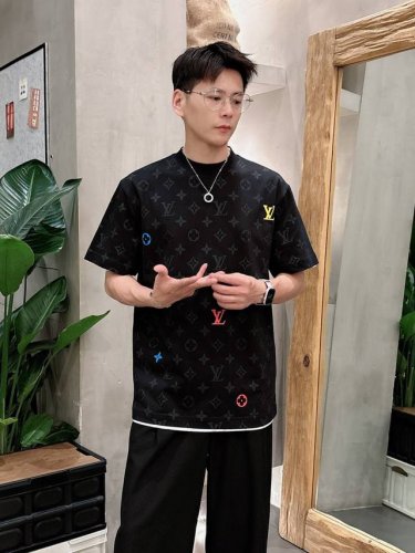 Lv 2025春夏新款男女同款短袖T恤 定制专属纯棉面料 定制原版工艺螺纹 胸前重工字母Logo工艺设计 简约大方 从容百搭 档次极高 完美融入时尚还有风情感一