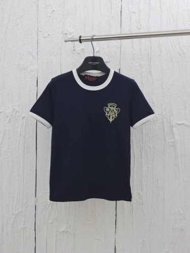 Gucci* 古驰25Ss新款刺绣圆领短袖T恤 定制全棉材质，弹力舒适，质感十足 修身圆领T恤裁剪，凸显品牌格调 材质带有弹力，贴合修身，呈现显瘦视觉效果 领口