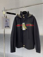 Gucc 22秋冬双面穿连帽夹克冲锋衣 经典红绿经典织带锈 面料采用原版对版面料 手感质感满满 两面穿搭都能轻松驾驭 尺码：S-Xl S码衣长65 胸围120