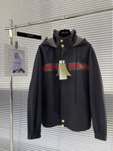 Gucc 22秋冬双面穿连帽夹克冲锋衣 经典红绿经典织带锈 面料采用原版对版面料 手感质感满满 两面穿搭都能轻松驾驭 尺码：S-Xl S码衣长65 胸围120