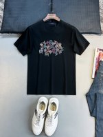 2025春夏系列新品 L 家秀场同款T恤 此款T恤定制面料饰有L家3D印花烫钻工艺嵌饰，展现其灵动变幻，恣意发不竭新生，重新勾起着装的乐趣。精工螺纹现织领口，修