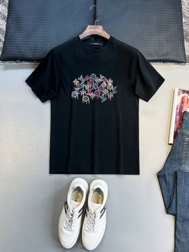 2025春夏系列新品 L 家秀场同款T恤 此款T恤定制面料饰有L家3D印花烫钻工艺嵌饰，展现其灵动变幻，恣意发不竭新生，重新勾起着装的乐趣。精工螺纹现织领口，修