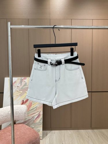 上新 小香短裤配腰带 货号44168 原单品质 Chane* 重工烫钻牛仔短裤 采用高端定制面料 牛仔穿起来非常舒适 常规设计 包容性好 色系增添视觉魅力 而且