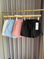alo Yoga女士纯色休闲短裤 这款裤子采用的是梭织四面弹的面料 亲肤柔软 材质细腻 透气性强 是您在炎炎夏日日常通勤的最佳选项 颜色 黑色 白色 贝壳蓝 柔