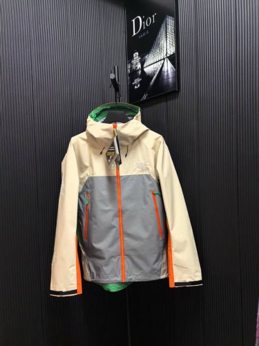 官网同步 顶级版本 X松赞2.0联名款 南迦巴瓦 系列Beta Lightweight Jaet 硬壳Ss24 刺绣完美独家品质。Arc鸟X松赞联名“南迦巴瓦”