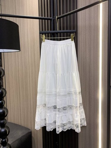 mm62025年新版半身裙一抹优雅蕾丝边 为你营造女神范显气质的代名词侧边优雅开叉设计，若隐若现间尽显腿部曲线精致荷叶边点缀，让裙摆灵动飘逸行走间的摇曳生姿，散