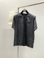 prada 普拉达，2025夏季最新品，专柜同步有售，时尚休闲翻领短袖T恤，进口原版面料，做工极为复杂，唯一可以做代购级别的渠道狠货，顶级刺绣工艺字母图案Log