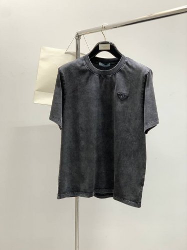 prada 普拉达，2025夏季最新品，专柜同步有售，时尚休闲翻领短袖T恤，进口原版面料，做工极为复杂，唯一可以做代购级别的渠道狠货，顶级刺绣工艺字母图案Log