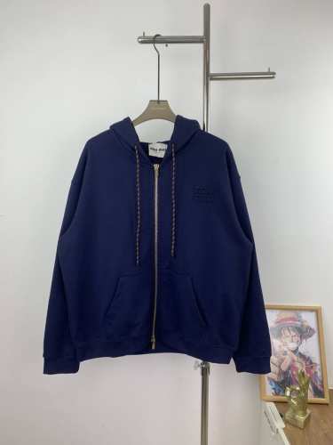 款号M12 Miumiu 缪缪 24Fw 贴布刺绣字母拉链外套 面料采用100%纯棉毛圈面料，克重大约在420G左右。衣物为正肩膀版型，洗后不易变形。胸口定制的