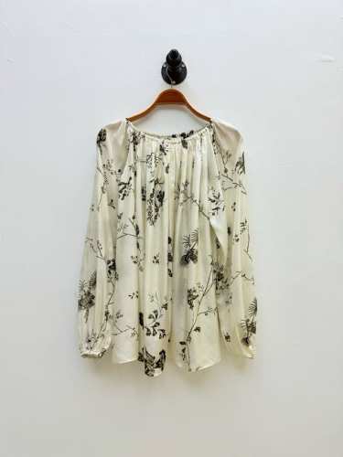 row 女士花卉印花真丝上衣 代工厂p出品 春夏系列 单品延续了品牌 克制美学 的设计核心 通过素绉缎的哑光基地与数码印花工艺 将传统花卉图案转化为现代艺术语言