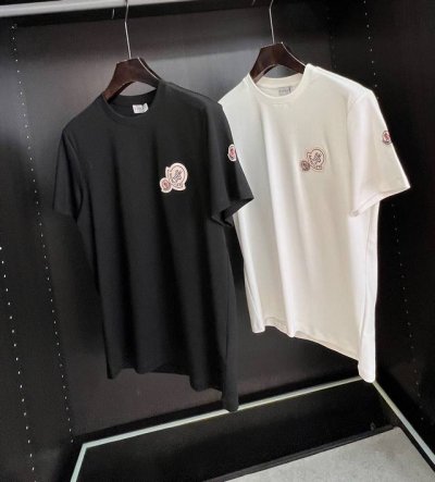 蒙口Mon*Ler立体刺绣标识贴布短袖T恤 修身效果更为简约利落,为时尚造型增添一抹独特风采...单穿内搭完美展现. 260克双沙纯棉活性面料,手感柔软细腻上身