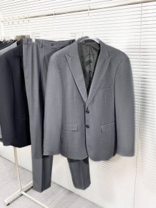 新品 Burberry新款顶级平纹羊毛材质黑色修身套西，男士黑色灰色双粒扣西服 直筒西裤商务休闲套装！贸易公司渠道稀出，同步官网发售！B家高端商务主线臻品，男装