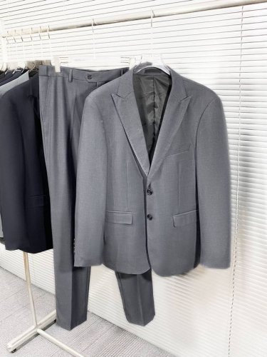 新品 Burberry新款顶级平纹羊毛材质黑色修身套西，男士黑色灰色双粒扣西服 直筒西裤商务休闲套装！贸易公司渠道稀出，同步官网发售！B家高端商务主线臻品，男装