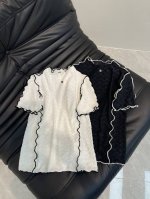 Chane*25春夏新款立领花边修身短袖T恤 定制Yb进口材质 重工艺处理 呈现立体凹凸双C肌理 柔软舒适 立领短袖裁剪 黑白撞色勾勒木耳花边轮廓线 增添精致调