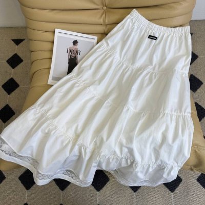 25春夏 Miu*拼接蕾丝边设计半裙 腔调感足足的 很好穿版型 包容性很大 遮胯显瘦 什么胯宽 臀型不好 大腿粗通通给你遮住 利落显瘦又百搭各种上衣 非常大气