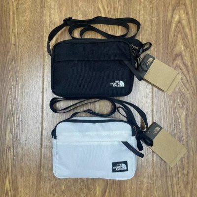 the North Face Tnf北面皮标Logo运动休闲单肩包斜挎包 大容量合理分区、轻松收纳 颜色：黑色 白色 尺寸：22X17X08 Cm 8014
