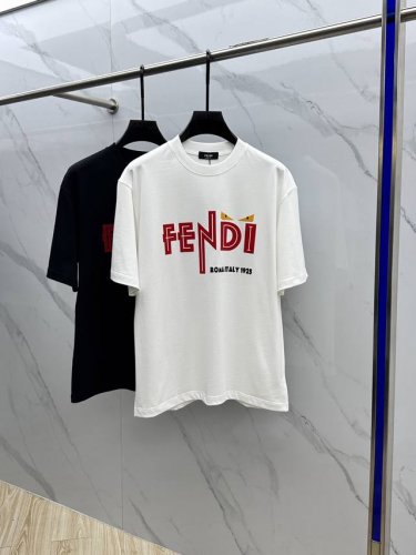 fendi*芬迪 2025Fw春夏新品圆领打底外穿T恤，立体感Logo微廓形半袖纯棉打底，手感面糯有骨感，柔而有韧性。工艺处理，韧性和抗皱性能得到大幅度提高。微