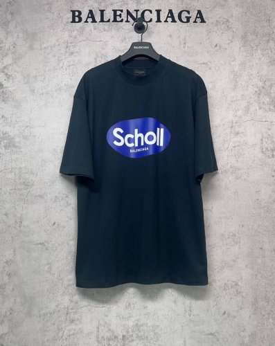 balenciaga巴黎世家顶级版本1:1官网品质 英文Scholl联名蓝底印花短袖T恤 面料260G双纱精梳纯棉 采用巴黎定制纯棉 十字螺纹圆领领口落肩线 自