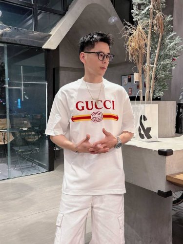 古驰 2025春夏新款首发专柜最新款短袖圆领T恤 高端订制 设计前卫时尚！品牌Logo重工艺设计 高端定制丝光云朵棉面料.手感柔软.穿着舒适.专柜级别精致车线.