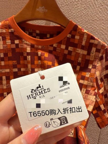 抽象印花T，以其独特的抽象几何印花设计不规则的图案交织在一起，形成了一幅充满艺术感的画面，彰显出个性与时尚态度。 不仅适合日常穿搭，还能应对各种场合 T恤版型一