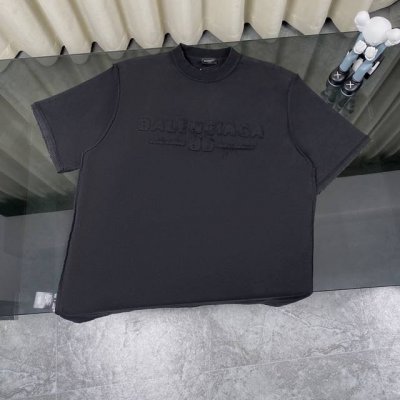 Balenciaga巴黎世家2025新款水洗做旧款贴布绣Logo 双面穿圆领短袖T恤 可双面穿短袖 面料: 300重磅纯棉，随意对比 采用特定重磅32S精棉平纹