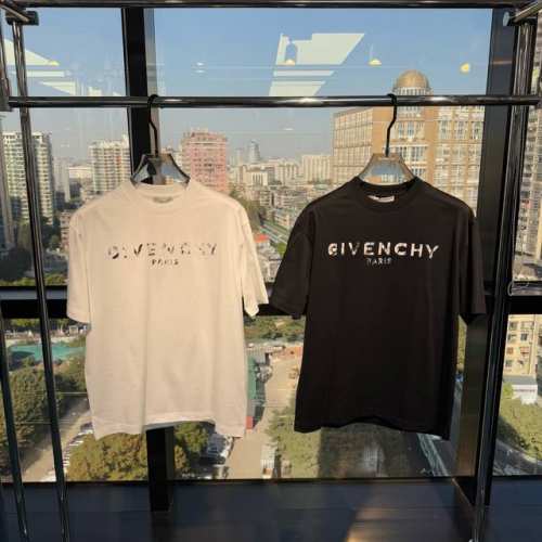 纪梵希 25春夏新品发布，Gvc微阔版T恤出货，面料全部采用顶级云朵棉面料，手感非常好，上身效果超赞，抓紧入M-3Xl