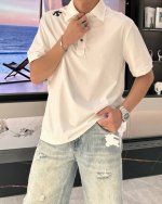 迪桑特 2025春夏新品polo衫，将经典与潮流巧妙融合。利落的翻领与简洁的纽扣设计，保留传统polo衫的优雅韵味。肩部的品牌标识，以简约姿态彰显独特身份，低调