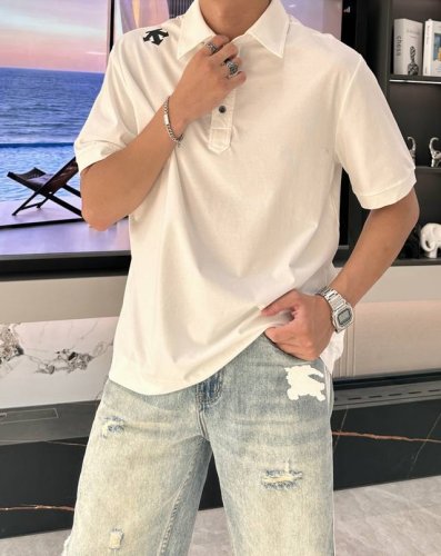 迪桑特 2025春夏新品polo衫，将经典与潮流巧妙融合。利落的翻领与简洁的纽扣设计，保留传统polo衫的优雅韵味。肩部的品牌标识，以简约姿态彰显独特身份，低调
