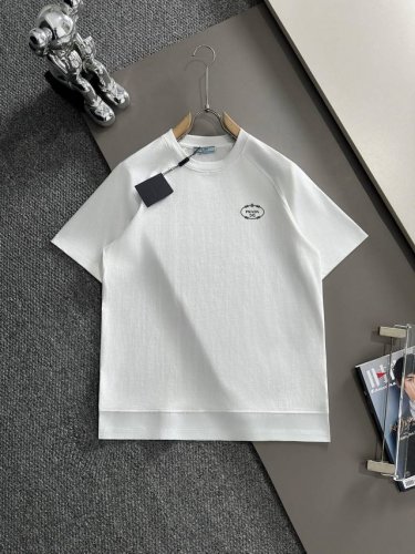 prada 普拉达 2025新款 下摆拼接 后背植绒字母Logo 男女同款 短袖T恤 定制260克100％双纱纯棉面料 进口田岛机刺绣工艺 定染32支双股螺纹