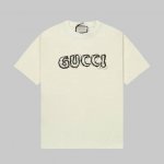Gucci 古驰25Ss春夏新品前后印花圆领短袖T恤， 品牌标识细节则尽展大胆不羁的现代风范。这款T恤匠心缀饰互扣式双G元素和Gucci印花，演绎前卫个性型格